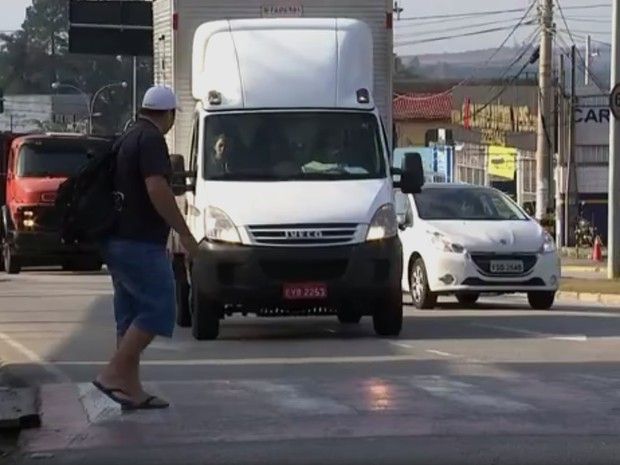 Lei do farol completa um mês e multa 800 motoristas na região de Araçatuba - Lei que obriga uso do farol baixo completa um mês (Foto: Reprodução/TV TEM)