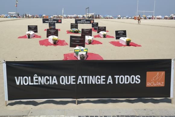 Brasil tem mais mortes violentas do que a Síria em guerra, mostra anuário - Rio de Janeiro - Manifestação nas areias de Copacabana para denunciar mortes por causas violentas - Foto Vladimir Platonow/Arquivo Agência Brasil