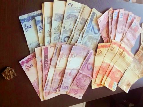 Polícia Militar prende homem por tráfico de entorpecentes - Ao todo a polícia apreendeu mais de R$ 800 em notas diversas; o homem tentou fugir, mas foi detido. Foto: Divulgação Polícia Militar prende homem por tráfico de entorpecentes - Ao todo a polícia apreendeu mais de R$ 800 em notas diversas; o homem tentou fugir, mas foi detido. Foto: Divulgação