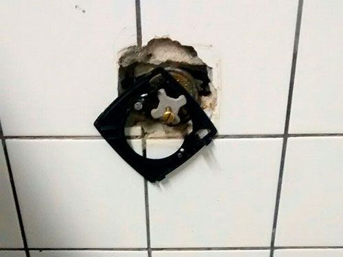 Estudante é detido após explodir bomba em escola e ameaçar diretora em Pereira Barreto - Bomba danificou um vaso sanitário e a descarga; aluno havia acabado de voltar de suspensão. Foto: Divulgação Estudante é detido após explodir bomba em escola e ameaçar diretora em Pereira Barreto - Bomba danificou um vaso sanitário e a descarga; aluno havia acabado de voltar de suspensão. Foto: Divulgação