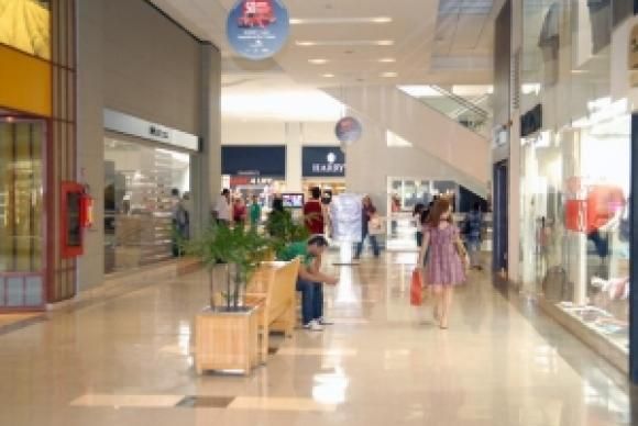 Após dois anos de queda, venda em shoppings cresce 6% no Natal - Estimativa é que os 773 shoppings brasileiros tenham movimentado R$ 147,5 bilhões durante o ano de 2017, alta de 5% em relação a 2016Arquivo/EBC