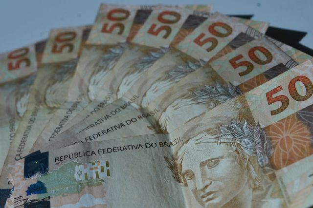 Brasileiro quer juntar dinheiro para pagar dívidas, diz pesquisa - Agência Brasil
