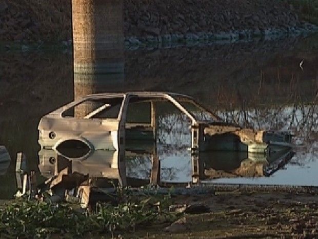 Seca faz polícia encontrar carro furtado há 15 anos em Araçatuba - Em maio, polícia também encontrou um carro jogado em rio com a ajuda da seca (Foto: Reprodução/ TV TEM)
