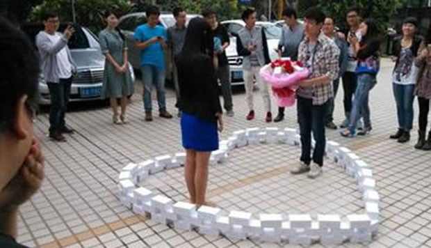Chinês compra 99 iPhones para pedir mão de namorada, mas leva não - 
