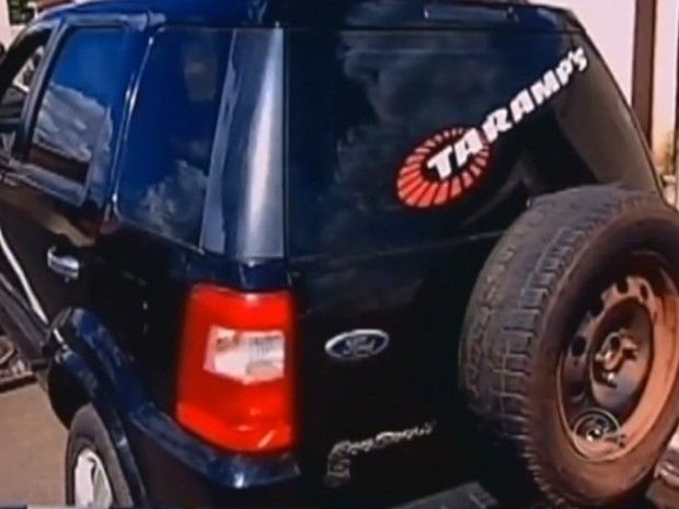 Polícia faz perícia em carro suspeito no caso de meninas achadas no rio - Carro que é suspeito no caso das garotas achadas mortas e boiando no rio Tietê (Foto: Reprodução / TV TEM)