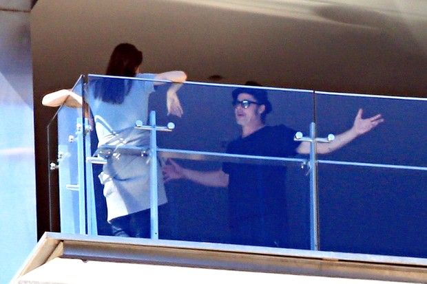 'DR'? Brad Pitt e Angelina Jolie têm conversa séria em varanda de hotel - 