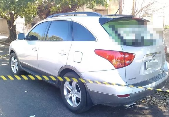 Polícia encontra 3º carro que teria sido usado em assalto a carro-forte - Carro foi encontrado em rua de Lavínia (Foto: Roni Willer/Paparazzi News/Reprodução TV Tem)