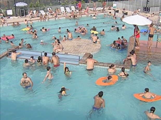 Calor chega aos 35°C e castiga moradores do noroeste paulista - Moradores de Rio Preto procuraram piscinas para se refrescarem neste calor (Foto: Reprodução/ TV TEM)