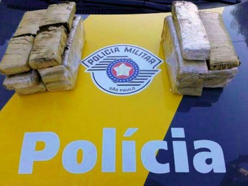 Garotas de programa são presas com 14 tijolos de maconha em Castilho - Para disfarçar o cheiro, elas embrulharam os tijolos da droga em pedaços de pano com pó de café. Foto: Divulgação