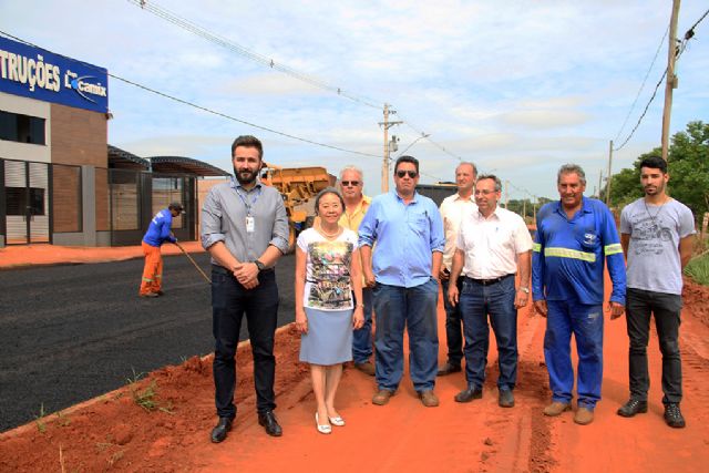 Governo de Andradina continua investimentos para fortalecer Parque Empresarial - Pavimentação da rua principal do Parque Empresarial “José Luiz de Toledo Piza”. Foto: Secom/Andradina