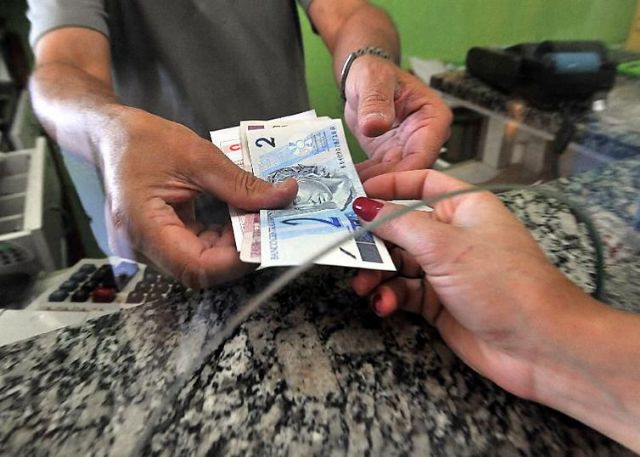 PIS: trabalhador nascido em setembro já pode sacar abono salarial 2017 - Dinheiro já poder recebido por trabalhadores na rede bancária;(Arquivo/Marcello Casal Jr./Agência Brasil)