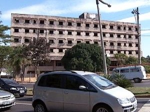 Implosão de hospital em Araçatuba vai demandar 75 kg de explosivo - Hospital Modelo de Araçatuba será implodido (Foto: Reprodução / TV Tem)