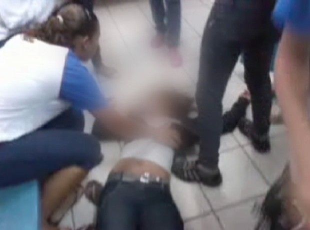 Polícia ouvirá envolvidos em briga dentro de escola de Guararapes - Agressora dá socos na cabeça da vítima, que acaba desacordada no chão (Foto: Reprodução / TV Tem)