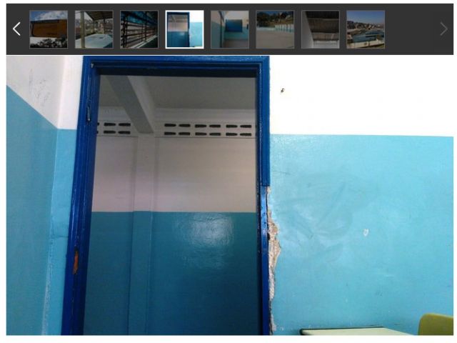 Após gastar R$ 500 mil, governo entrega reforma incompleta de escola em SP - Porta da classe com o reboco quebrado. Foto: Reprodução