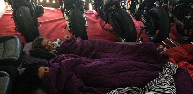 Piloto dormiu nos boxes antes de acidente que a matou; família isenta pista de culpa - Vanessa Daya, com o rosto coberto, passou a noite nos boxes do autódromo em Brasília. Foto: Arquivo Pessoal