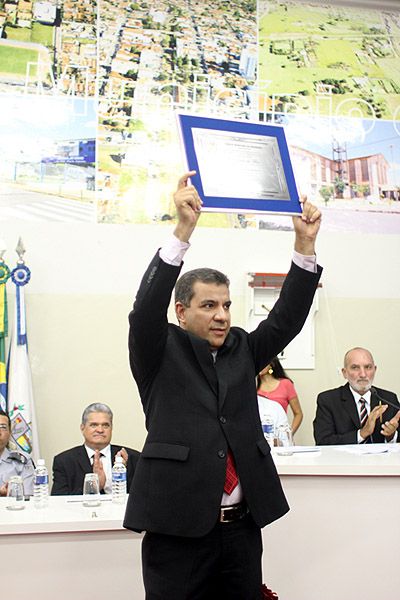 Câmara Municipal entrega título de cidadão andradinense a Edilson Gomes da Silva, o Dil - Dil recebe título de cidadão Andradina. Foto: Assessoria Legislativa/Câmara Municipal de Andradina <B> (VEJA MAIS FOTOS ABAIXO) </b>
