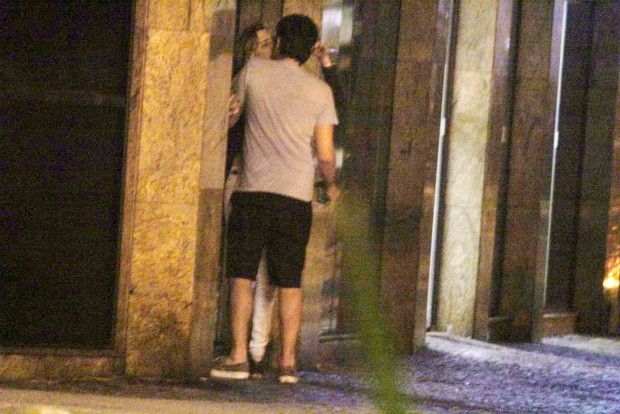 Marcelo Adnet é fotografado beijando loira no Leblon, na Zona Sul do Rio - 