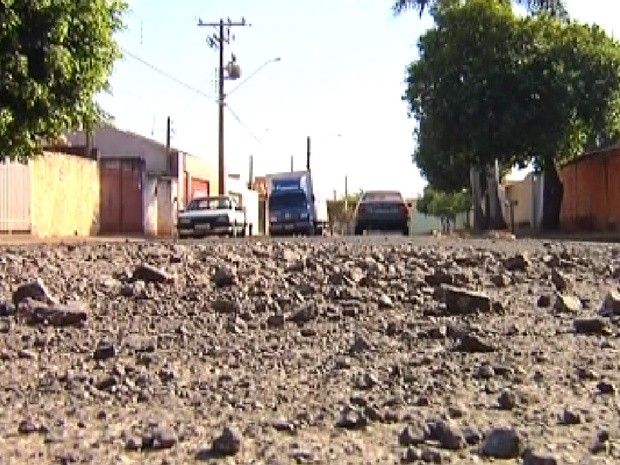Asfalto "esfarelando" revolta moradores de Araçatuba desde 2011 - Pedras em asfalto esfarelando em rua de Araçatuba (Foto: Reprodução / TV Tem)