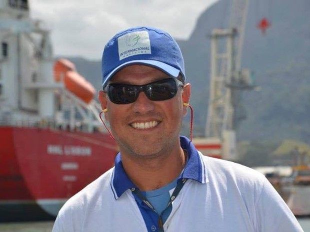 Marinheiro acha carteira com R$ 40 mil e devolve ao dono no litoral de SP - Oziel trabalha há sete anos para uma empresa que presta serviços para a Dersa na travessia de balsas entre São Sebastião e Ilhabela, no litoral norte de São Paulo. (Foto: Arquivo Pessoal/ Oziel Garcez)