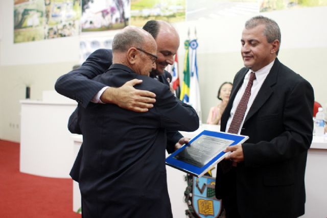 Com título entregue pela Câmara, Ricardo Madalena passa a ser cidadão andradinense  - Propositores da honraria Nelson Pegoraro e Sergio Santaela entregam título de cidadão andradinense a Ricardo Madalena , Superintende do (Dnit) em São Paulo. Foto: Fabiano Marinho / Câmara Municipal de Andradina