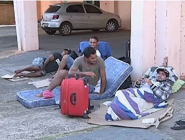 Grupo de operários em Pereira Barreto nega retorno ao Maranhão - Operários tiveram de dormir na rua em Pereira Barreto (Foto: Reprodução/ TV TEM)