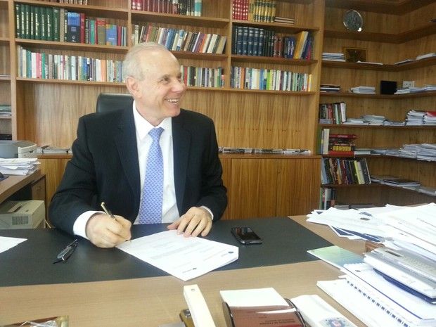 Gasolina vai subir ainda neste ano, diz ministro da Fazenda - 