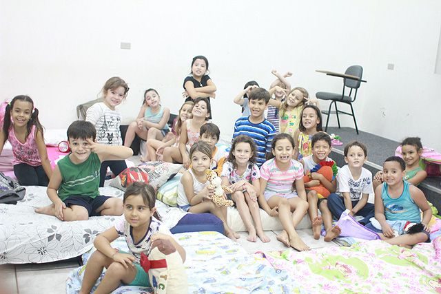 Alunos do infantil CEA realizam noite do pijama - Alunos tem brincadeiras, filme e dormem na escola. Foto: Fabiano Marinho/Andravirtual