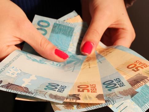 Novo salário mínimo está previsto em R$ 724 - Aumento será de 6,6%  em cima do atual (Marcos Santos/usp imagens / Creative Commons)
