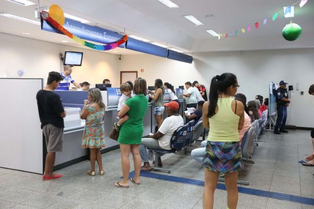 Boletos vencidos de todos os tipos serão pagos em qualquer banco - A partir de sábado, boletos vencidos poderão ser pagos em qualquer banco ou correspondente e não apenas na instituição financeira em que foram emitidos    (Valter Campanato/AgênciaBrasil)