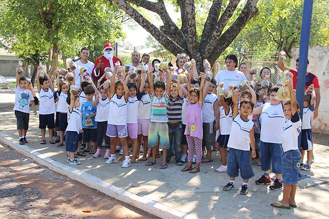 Crianças da rede municipal de ensino recebem chocotones em Andradina - Foto: Divulgação/Prefeitura