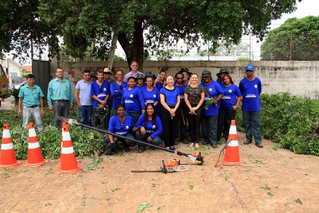 Programa de qualificação tem curso de poda de árvore em Andradina - Programa do Governo de Andradina vem transformando vidas e gerando renda. Foto: Secom/Andradina