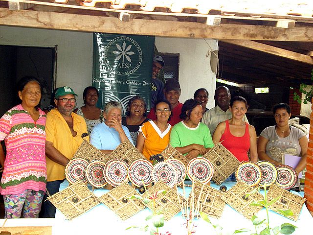 Assentados tem curso de artesanato em sementes em Andradina - Foto: Divulgação