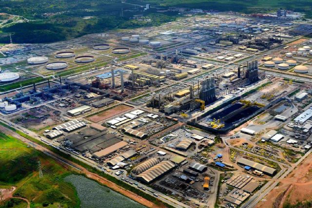 Petrobras reduz preço da gasolina em 1,38% nas refinarias - Agência Brasil