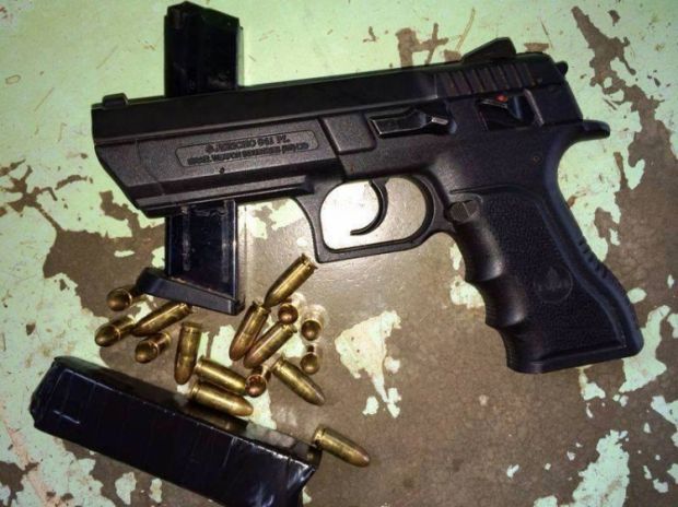 Pistola 9mm é localizada debaixo de travesseiro em hotel no centro - Foto: Reproducão/Roni Willer/Paparazzi News.