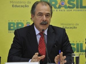 Governo desiste de aumentar curso de medicina em dois anos - Ministro da Educação, Aloizio Mercadante. Foto: Agência Brasil