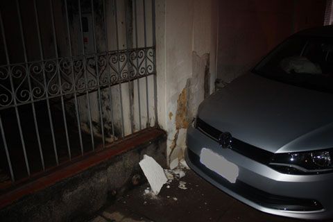 Batida em cruzamento deixa dois feridos em Andradina  - Gol atinge parede de clínica. Foto: O Jornal da Re