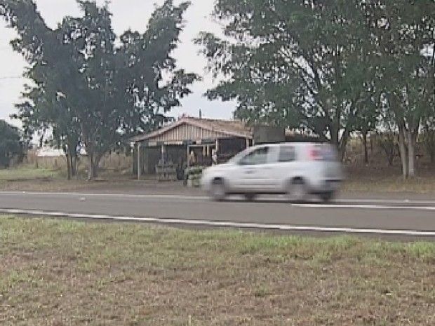 Barracas às margens da rodovia Marechal Rondon serão demolidas - Barracas serão retiradas a pedido da concessionária da rodovia (Foto: Reprodução/ TV TEM)