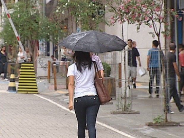 Após 25 dias de estiagem, chuva muda clima no noroeste paulista - Guarda-chuva foi objeto indispensável na manhã deste sábado em Rio Preto (Foto: Reprodução/TV TEM)