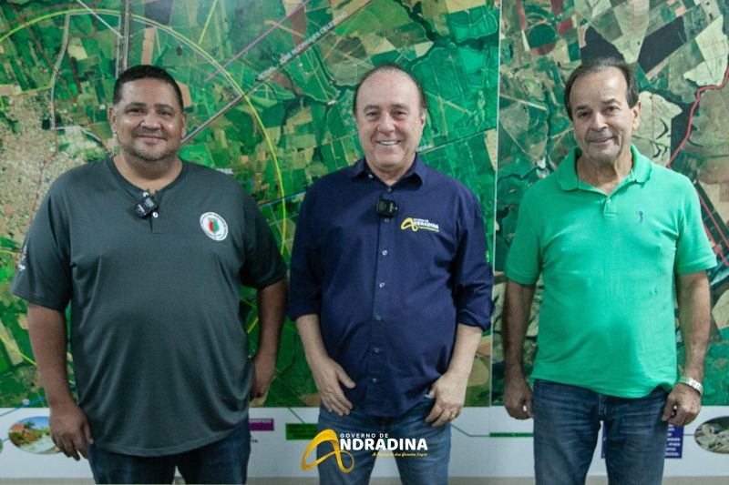 Governo de Andradina realiza pagamento da folha salarial e antecipa 13º salário para fortalecer economia local - Mário Celso e o presidente do Sindicato dos Servidores Públicos. Divulgação