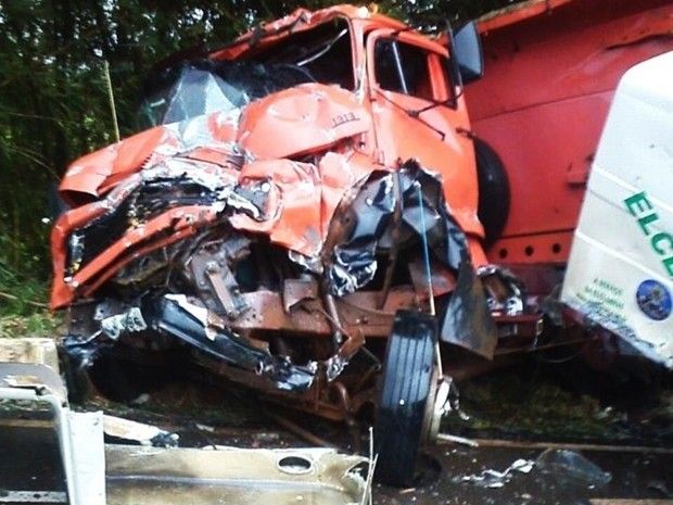 Caminhão e carreta batem de frente em estrada vicinal de Suzanápolis - FCaminhão ficou com a frente destruída (Foto: Wilson da Silva/Colaboração)