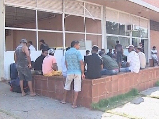 Empresa tem até amanhã para pagar funcionários - Trabalhadores aguardam definição para voltarem para casa (Foto: Reprodução/ TV TEM)
