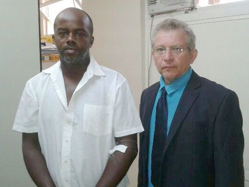 Vendedor acusado de matar garotas é transferido para cadeia da região - dson (à esq.) com o delegado Tadeu Coelho; ele fez reconstituição do crime em Pereira Barreto. Foto: Divulgação