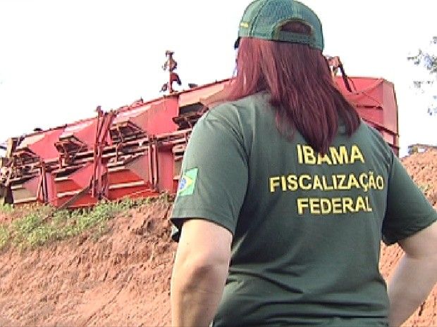 Empresa responsável por ferrovia no noroeste paulista é multada - Fiscalização do Ibama durante um dos acidentes na ferrovia da região (Foto: Reprodução / TV Tem)