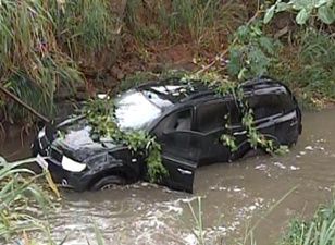 Carro cai em córrego em Araçatuba e duas pessoas ficam feridas - Carro caiu de uma altura de cinco metros (Foto: Reprodução / TV Tem)