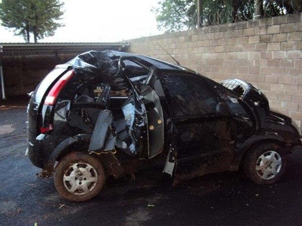 Quatro pessoas morrem em dois acidentes na região de Araçatuba - Carro em um dos acidentes ficou completamente destruído (Foto: Divulgação/Polícia Rodoviária Estadual)