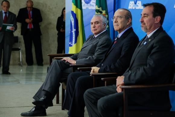 Governo lança programa para modernizar 10% da frota de ônibus coletivos - Presidente Michel Temer, o ministro da Casa Civil, Eliseu Padilha, e o presidente da Caixa Econômica Federal, Gilberto Occhi, no lançamento do programa Refrota, no Palácio do Planalto Marcos Corrêa/PR