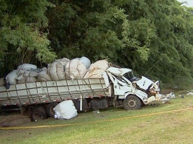 Duas pessoas ficam feridas após caminhão capotar em Araçatuba - Caminhão capotou na rodovia Marechal Rondon (Foto: Reprodução/TV TEM)
