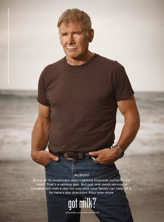Harrison Ford faz pose com bigode de leite - 