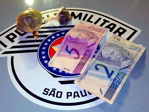Força Tática da PM apreende entorpecente com rapaz de 18 anos em Castilho - Droga e dinheiro encotnrados com suspeito; ele tentou se livrar da maconha ao ver viatura. Foto: Divulgação
