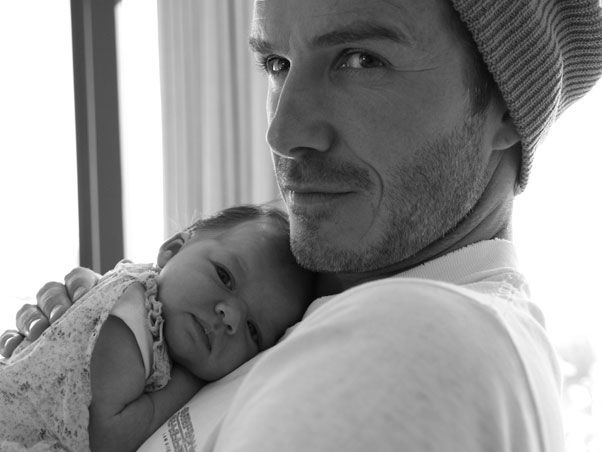 Victoria Beckham mostra bebê no colo do pai - 